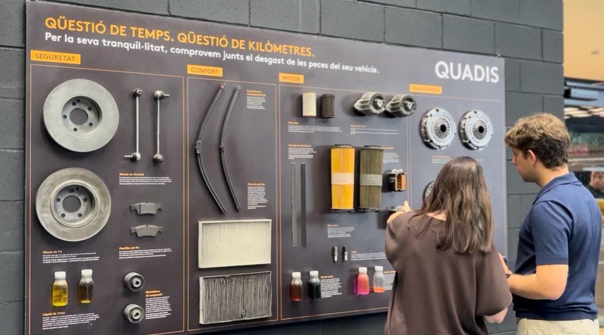 Alumnos en una visita al sector de la automoción