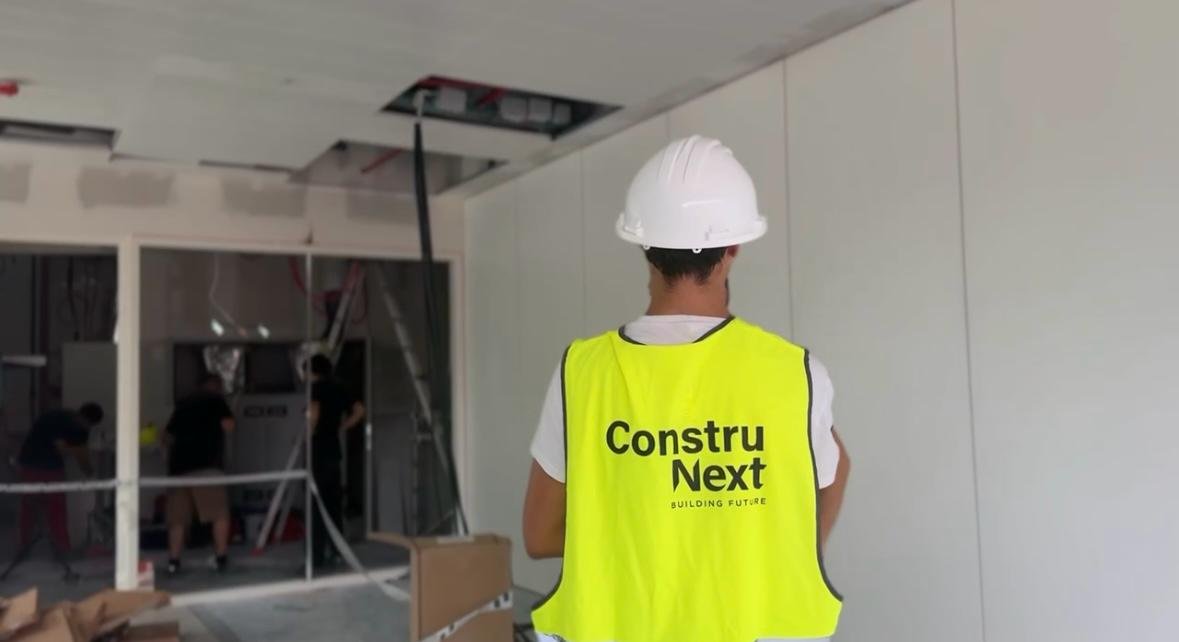 Alumno visitando una obra de construcción