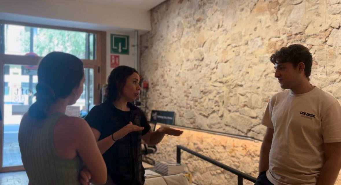 Alumnos conversando con un profesional